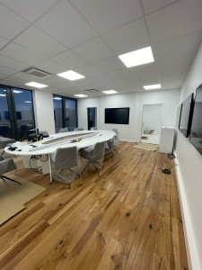 Photo de galerie - Voici le résultat fini avec le sol découvert et les peintures fini ✅ ainsi que l’aménagement prévus pour le client . 