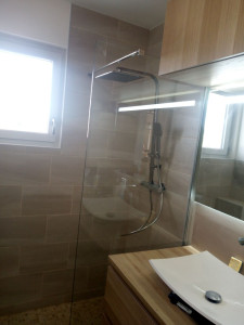 Photo de galerie - Réalisation d'une douche a l'italienne, sol mosaïque travertin 30.5x30.5. faïence 20x40 effet pierre gris clair. paroi de douche 80x2m.