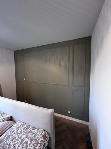 Photo de galerie - Pose de moulures en sapin et peinture kaki