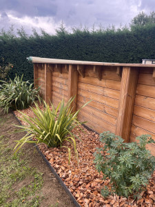 Photo de galerie - Mise en place paillage en plaquette forestier, bordure en acier noir .