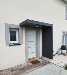 Photo de galerie - Pose auvent moderne avec panneau latéral 