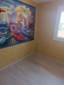 Photo de galerie - Tapisserie, parquet stratifié 