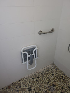 Photo de galerie - Pose barres de maintien et siège de douche rabattable 