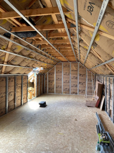Photo de galerie - Isolation thermique et aménagement de combles. Pose d'isolant en rouleau et installation de l'ossature métallique pour le doublage en plaques de plâtre (Placo).