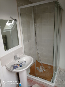 Photo de galerie - Voici un de mes projets: j'ai posé le bac à douche,les parois de douche et enfin les portes coulissantes.