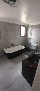 Photo de galerie - Salle de bain avec douche italienne et baignoire 