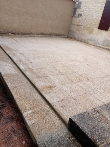 Photo de galerie - Création terrasse avec pose de dalle de béton lavé 