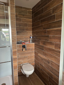 Photo de galerie - Pose d’un toilette suspendu avec habillage carrelage 