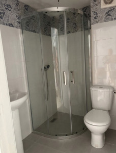 Photo de galerie - Carrelage, douche, sanitaires 