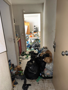 Photo de galerie - Intervention de débarras et nettoyage avant/après avec remise au propre du logement.
