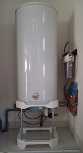Photo de galerie - Installation d’un chauffe-eau électrique Atlantic
Installation d’un chauffe-eau électrique Atlantic, posé sur trépied pour assurer un support stable. Raccordement de la plomberie, vérification de l’installation et mise en service.
Vous souhaitez remplacer