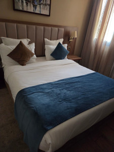 Photo de galerie - Réfection de lit complète et mise en valeur de la chambre : ménage minutieux, repassage et disposition soignée des coussins et plaids.