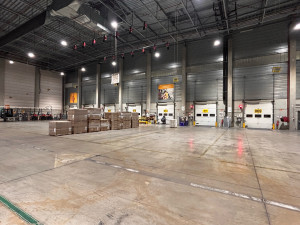 Photo de galerie - Travaux électriques – Pose de gamelles LED industrielles en grande surface
