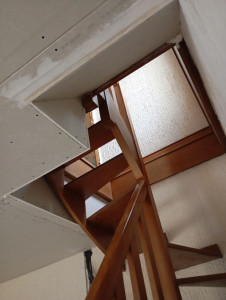 Photo de galerie - Plafond suspendu avec découpe au niveau de l'escalier.
