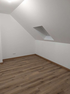 Photo de galerie - Pose d'un parquet avec les plinthes