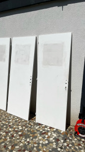 Photo de galerie - Transformation porte vitrée en porte pleine, avant peinture.