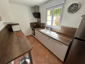 Photo de galerie - Agencement d’une cuisine sur mesure avec pose des meubles, du plan de travail et optimisation des rangements