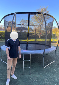 Photo de galerie - Montage d’un trampoline avec l’aide de mon père 