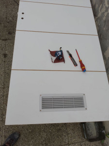 Photo de galerie - Pose d'une grille d'aération d'une porte de service.