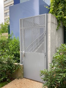 Photo de galerie - Fabrication complète de porte métallique avec serrures anti panique 