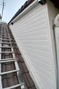 Photo de galerie - Installation d'un bardage PVC Chien-assis : 