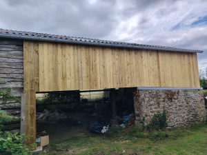 Photo de galerie - Pose d'un bardage en volige traité. ossature bois traité autoclave. pose d'une gouttière PVC 
