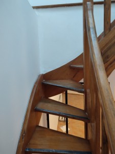 Photo de galerie - Nettoyage d'un escalier en bois 