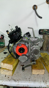 Photo de galerie - Remplacement des roulements de vilebrequin sur un moteur AM6 + nettoyage complet + réglage carburateur une fois le moteur remonter dans la cycle.