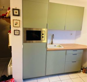 Photo de galerie - Pose et implantation de la nouvelle cuisine, après dépose de l’ancienne, modification de canalisation, reprises des murs et finitions soignées.