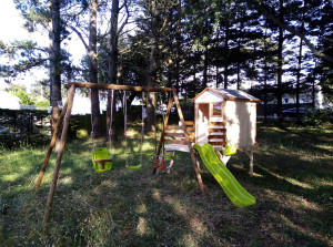 Photo de galerie - Montage d'un kit balançoire + cabane enfants
Ajout de plots béton d'ancrage