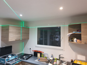 Photo de galerie - Pose d'éléments hauts (cuisine) avec niveau laser.