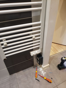 Photo de galerie - Fixation radiateur et prise électrique 