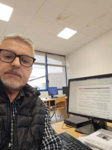 Photo de galerie - J'enseigne l'informatique et la maintenance du matériel pédagogique dans un lycée professionnel.
