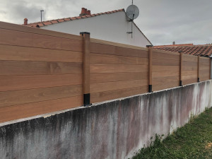 Photo de galerie - Pose d’une clôture avec poteaux et fixation au mur 