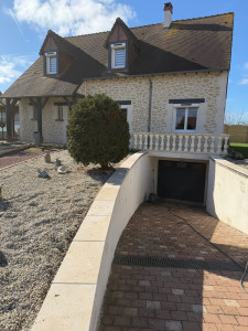 Photo de galerie - Pose chapeau muret en travertin bord arrondi