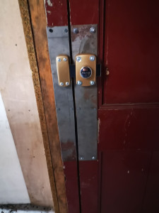 Photo de galerie - Mise en place de verrou avec renforcement sur porte de service 