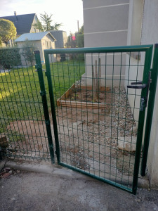 Photo de galerie - Installation d' un portillon de jardin avec découpe de clôture et scellement.
