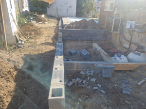 Photo de galerie - Continuation du mur de 2m de hauteur + cabanon en dure pour moteur piscine 