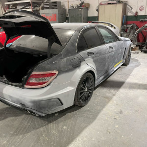 Photo de galerie - ? Votre voiture est accidentée, rayée ou a subi la grêle ? Venez chez SK Carrosserie pour une remise en état professionnelle, des finitions soignées et un accompagnement de confiance. 