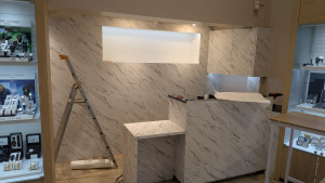 Photo de galerie - Rénovation d'un mur et d'un bureau en adhésif effet marbre ??