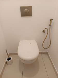 Photo de galerie - Wc suspendu avec douchette 