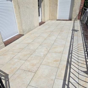 Photo de galerie - Réalisation de carrelage extérieur sur terrasse, pose soignée avec finitions de qualité