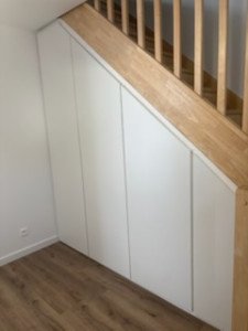 Photo de galerie - Dressing sous escalier 