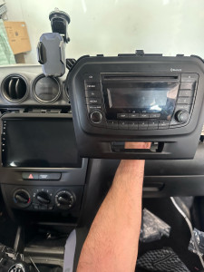 Photo de galerie - Installation d’écran CarPlay avec caméra de recul