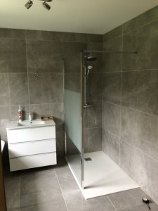 Photo de galerie - Rénovation et aménagement de salle de bains clé en main. Installation de la douche à l’italienne, du meuble vasque et des équipements sanitaires avec une attention particulière portée aux détails et aux finitions.