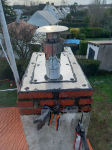 Photo de galerie - Étanchéité lors d'une installation de Poêle à granulé. 