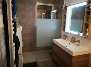 Photo de galerie - Salle de bain refaite entièrement. Meuble miroir sur mesure.
