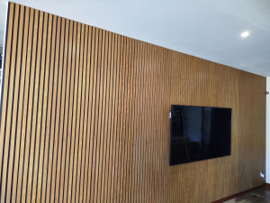 Photo de galerie - Mise en place de panneaux acoustiques couleur bois