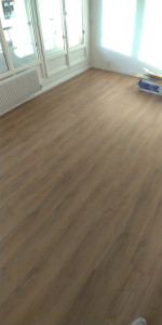 Photo de galerie - Pose de dalles PVC clipsables après ragréage + pose de plinthes MDF blanches