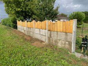 Photo de galerie - Pose clôture béton et bois 